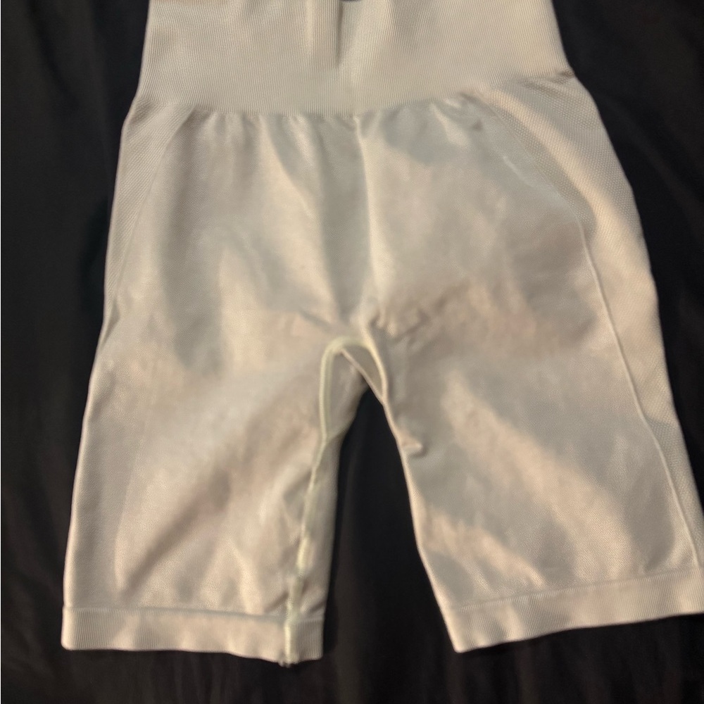 Gymshark Cream Activewear short - Picture 3 of 4